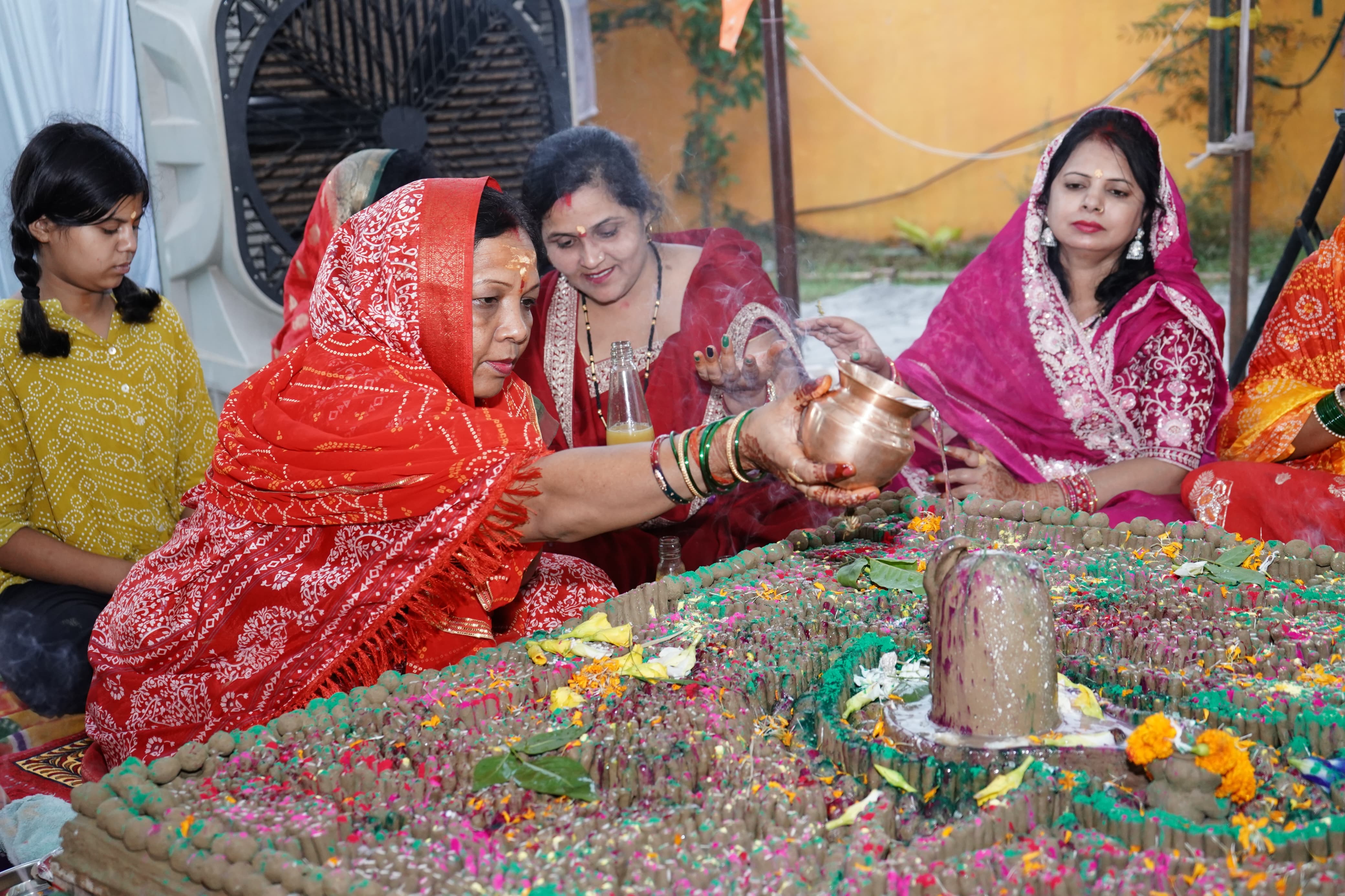 1 लाख 108 पार्थिव शिवलिंग निर्माण पूजन कार्यक्रम का हुआ शुभारंभ,